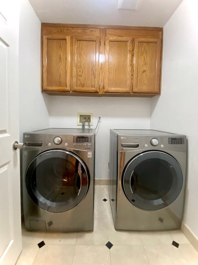 Building Photo - Gorgeous 4-bedroom Home Located in Cameron Hills Neighborhood of Fremont!