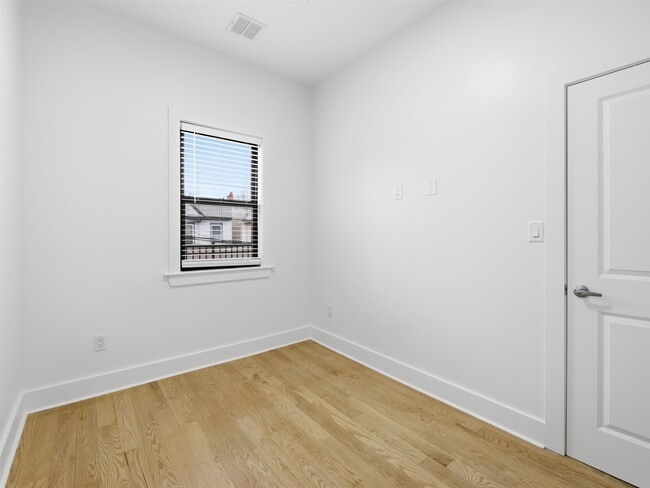 Building Photo - 32 Charles St