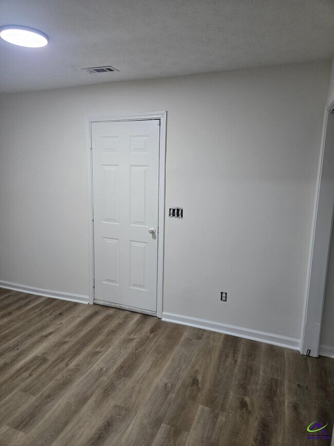 Building Photo - 4685 Pine Valley Dr