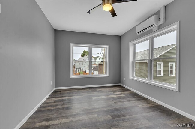 Building Photo - 140 Seymour St