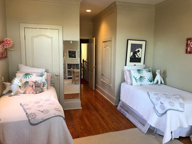 Building Photo - 6050 Laurel St