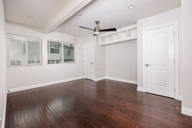 Building Photo - Upgraded Newport Beach Townhouse in Park Lido!