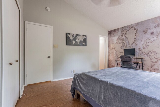 Building Photo - RENOVATED 3-BEDROOM IN NORTHWEST CROSSING