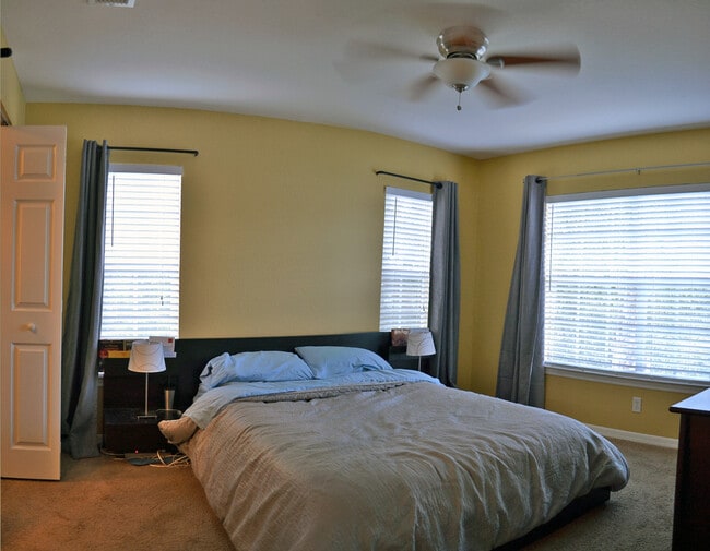 Building Photo - Luxury 2 bedroom 2 bathroom condo with lak...