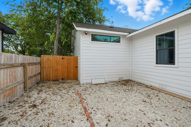 Building Photo - 2306 E Houston St