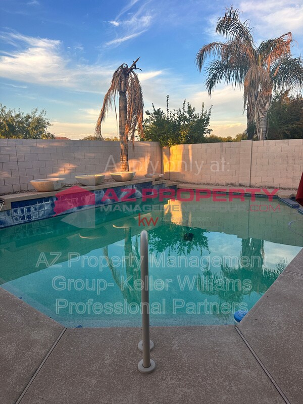 Building Photo - 16802 W Tonbridge St