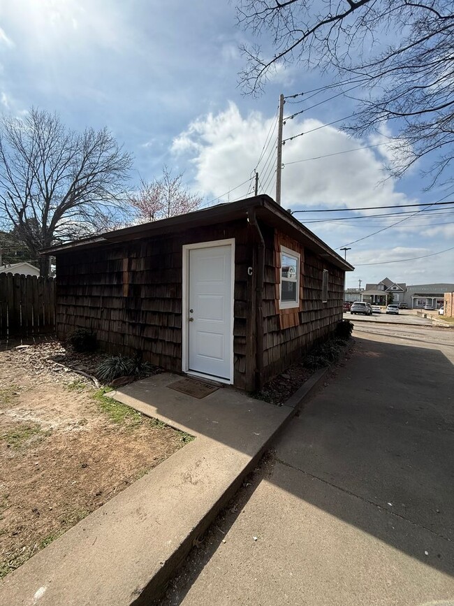 Building Photo - 1018 S 16th St