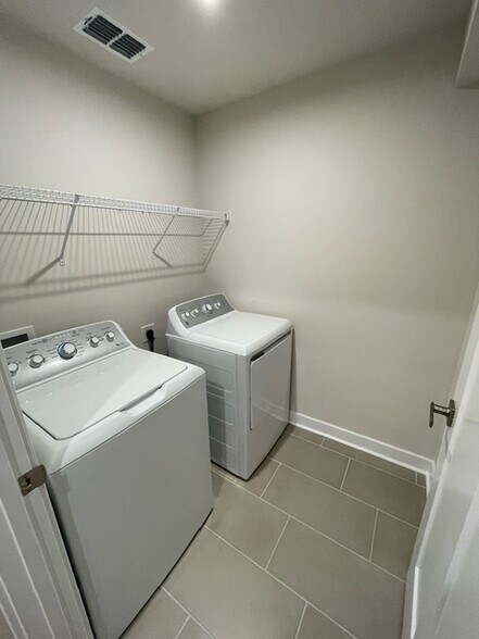 Building Photo - 2356 Elowen Ln