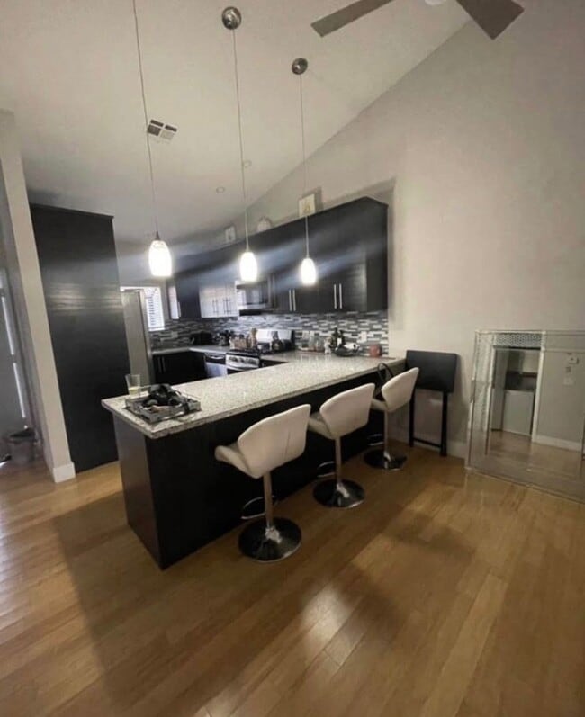 Building Photo - TOP FLOOR 2 BEDROOM FULLY FURNISHED CONDO