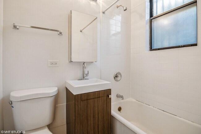 Building Photo - 644 W Wrightwood Ave