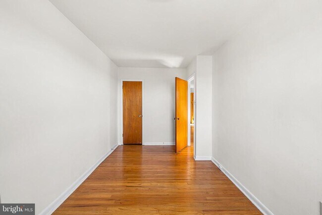Building Photo - 2042 Faunce St