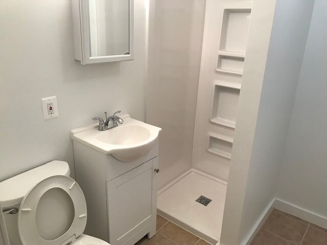 Bath - 206 E St NE