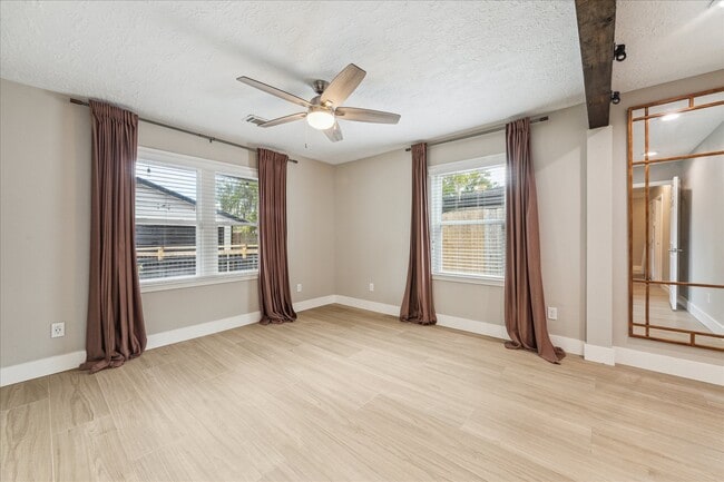 Building Photo - 205 W Bayou Dr