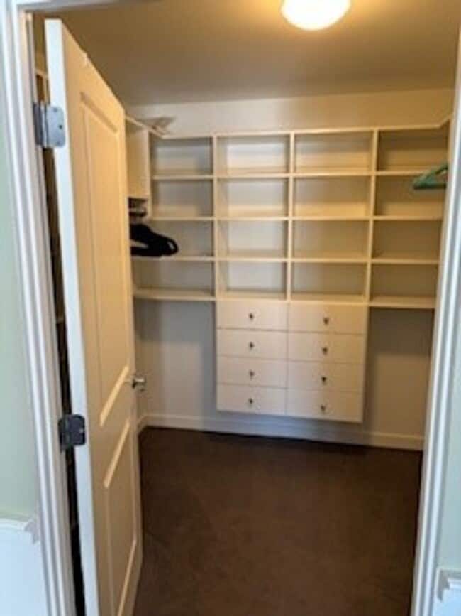 Building Photo - Bright and Spacious Condo for Rent in Downtown Verona