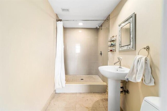 Building Photo - 18911 Collins Ave