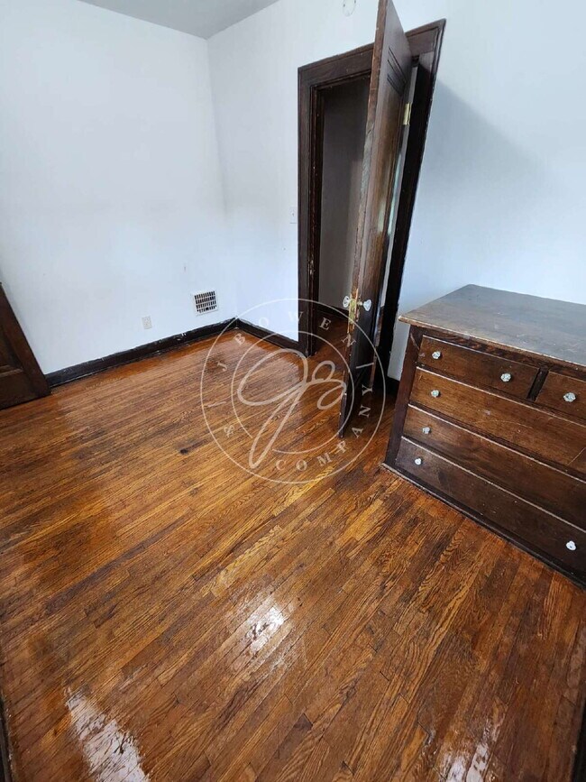 Building Photo - 3 Bed / 2 Bath Home in West Toledo – Bonus...