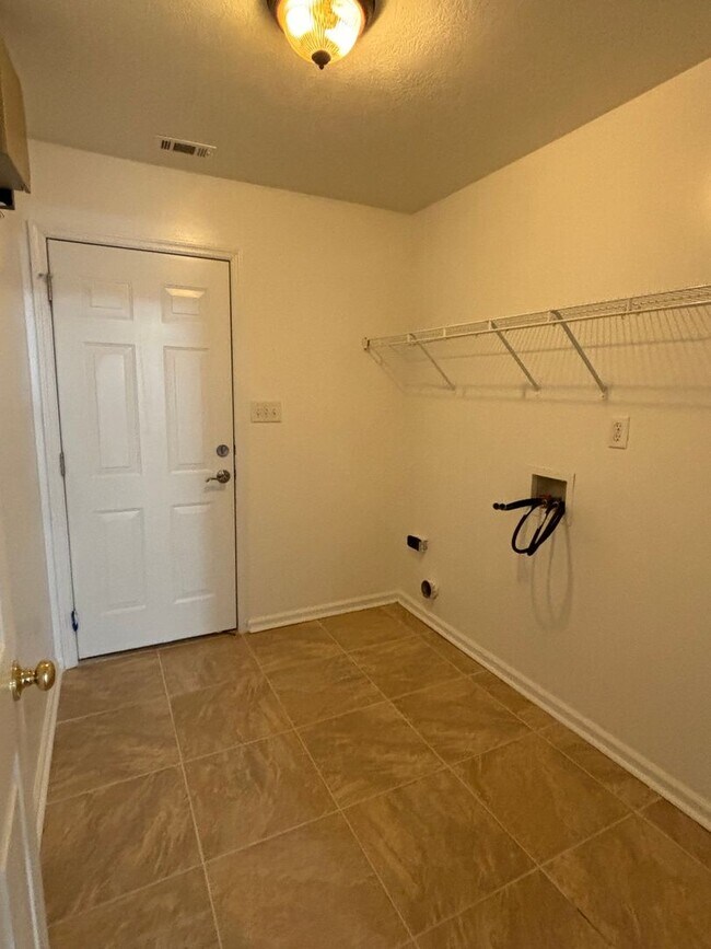 Building Photo - 2026 Lake Forest Dr