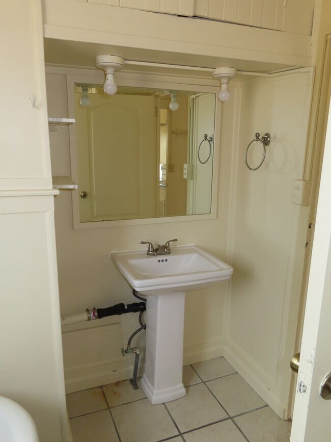 Building Photo - Wonderful unit in desireable location in M...