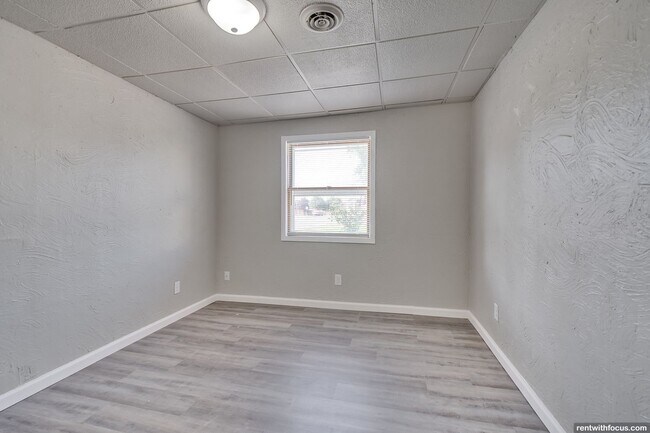 Building Photo - 204 Elm St