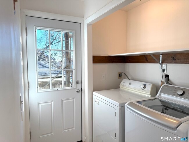 Building Photo - 751 Old Stratfield Rd