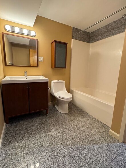 Building Photo - 184 Pequot Ave