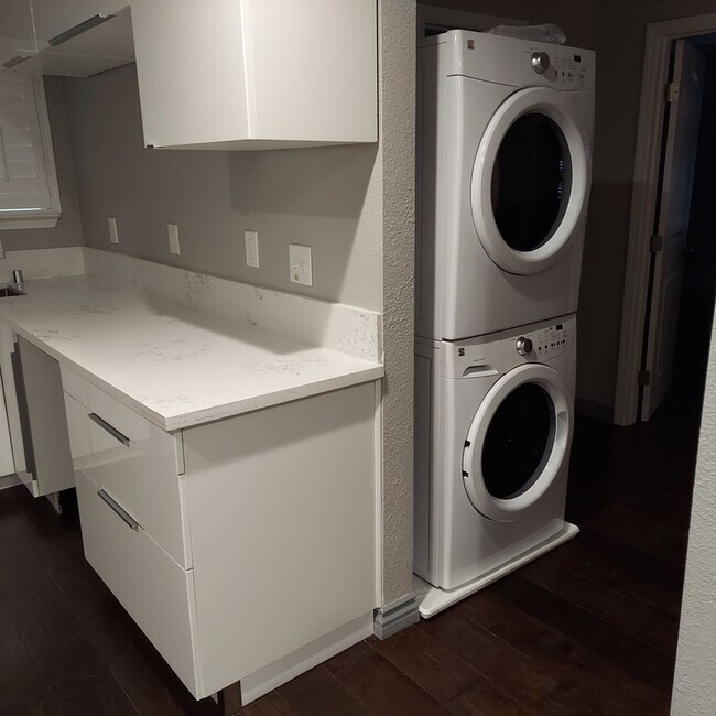 Building Photo - Charming 2bedroom, 2bath home, Like New near Land Park Area and City College.