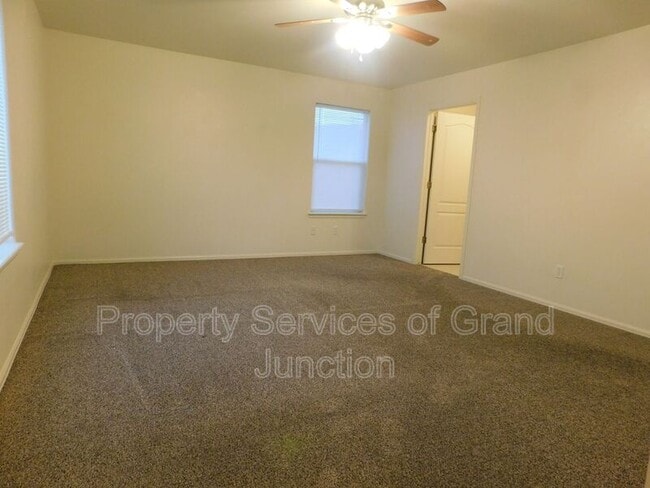 Building Photo - 3132 Shamrock Dr