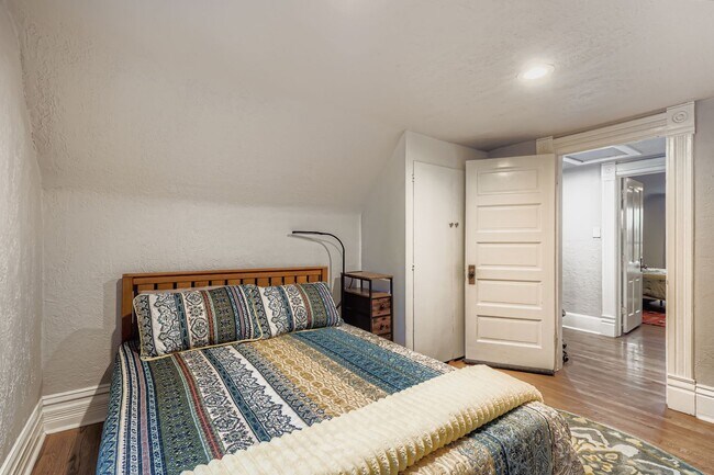 Building Photo - 536 E 2nd Ave