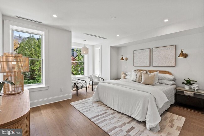 Building Photo - 2460 Ontario Rd NW