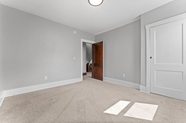 Building Photo - Beautiful 5 Bedroom, 2 Bathroom in Mt.Lebanon- Original Hardwood Floors and Garage