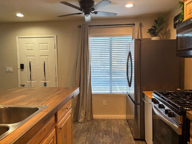 Building Photo - 2 Bedrooms Condo for Rent Available May 19...