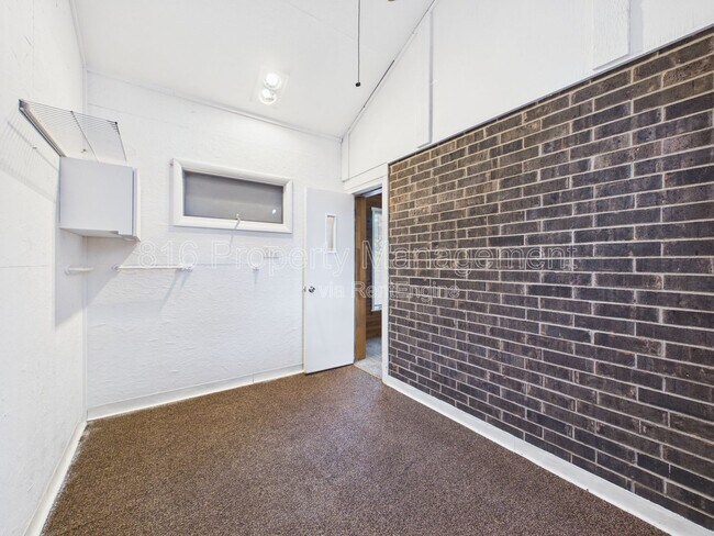 Building Photo - 7156 Woodson Rd