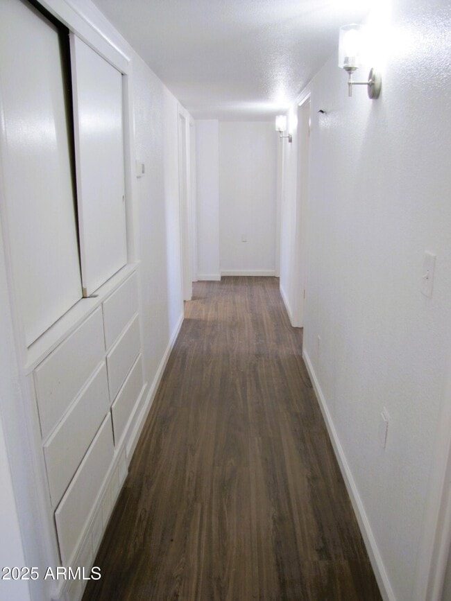 Building Photo - 947 S Cardinal Ave