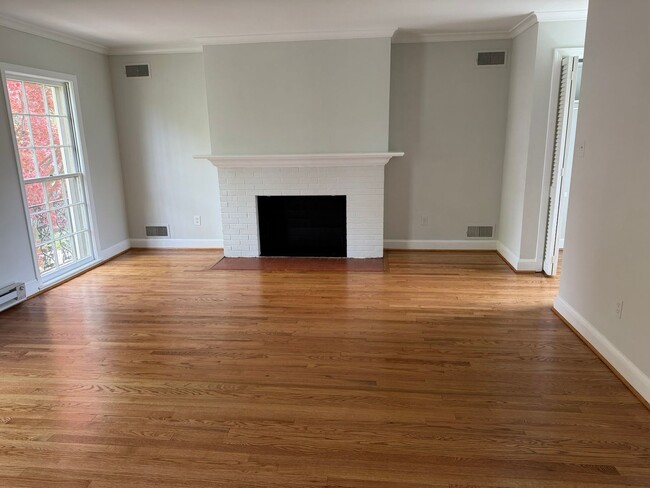 Building Photo - Lovely Home In Sought After Westmoreland Hills
