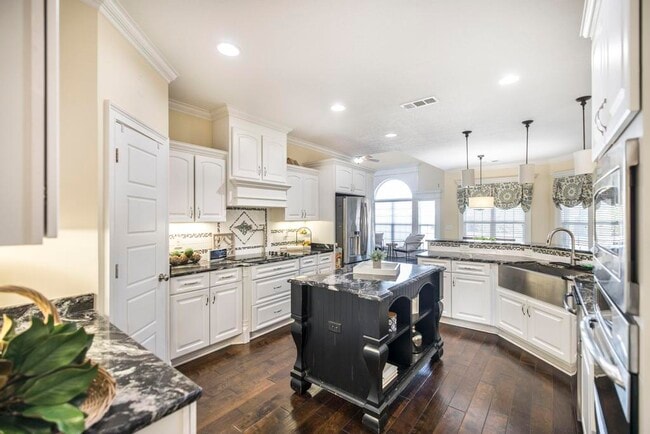 Building Photo - 201 Running Creek Dr