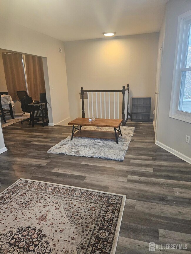 Building Photo - 421 River Dr