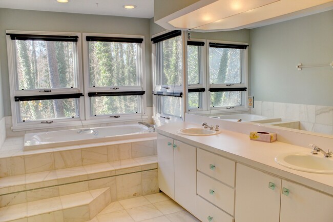 Building Photo - Contemporary 4bd/3.5ba Near Hope Valley + ...