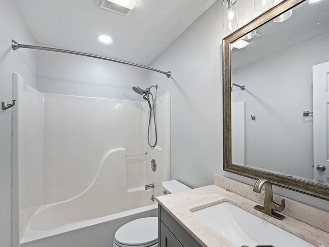 Building Photo - Fantastic 2BR / 2BA condo in prime West Kn...