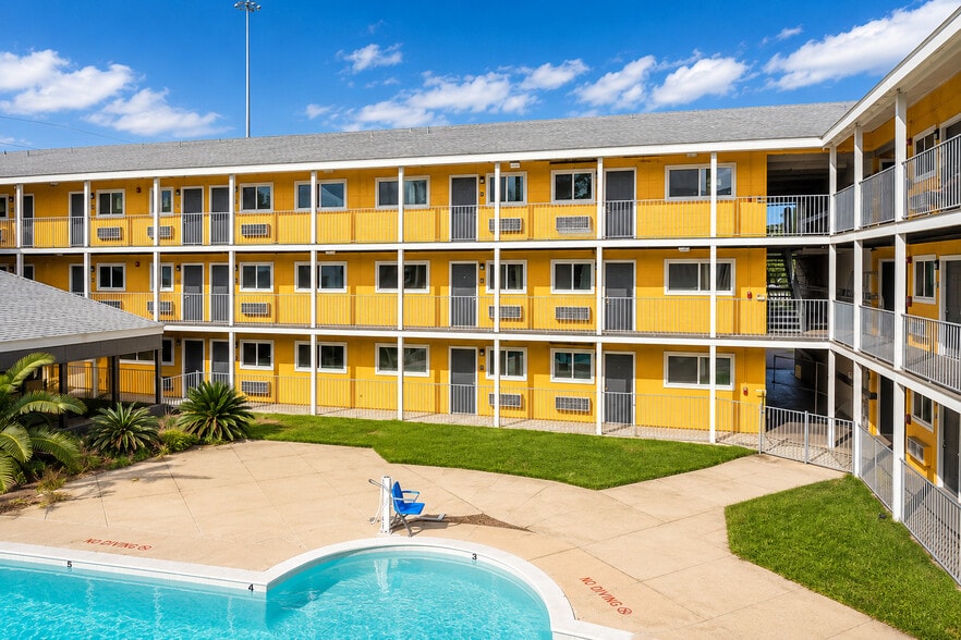 Pool and Courtyard - Siegel Suites Houston