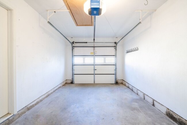 Building Photo - Beautiful 3 bedroom 2 bath house w/attached garage.