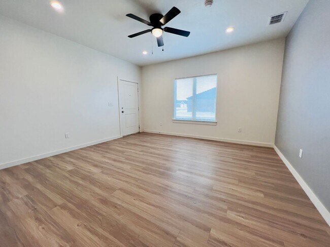 Building Photo - 3/3/2 Duplex in Northwest Lubbock