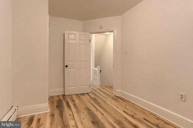 Building Photo - 825 Scull St