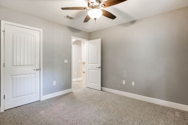 Building Photo - Spacious 4-Bedroom / 3 Bathroom + Office c...