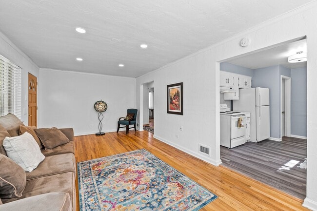 Building Photo - 44 Monroe St