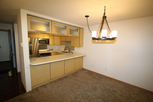 Building Photo - 2 Bed, 1 Bath Condo in West Anchorage!