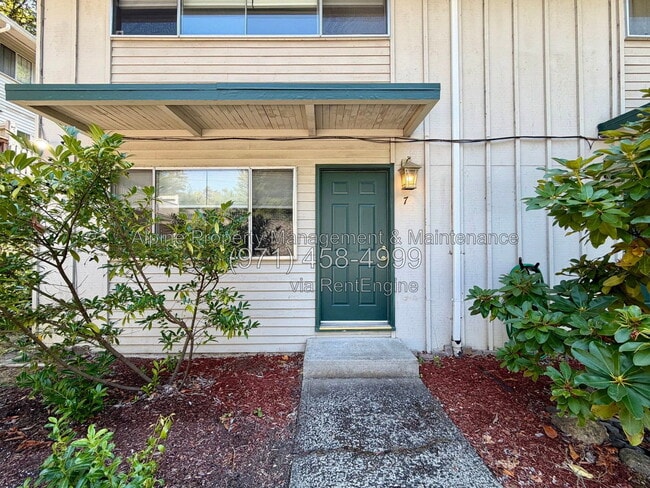 Building Photo - 7030 SW Canyon Crest Dr