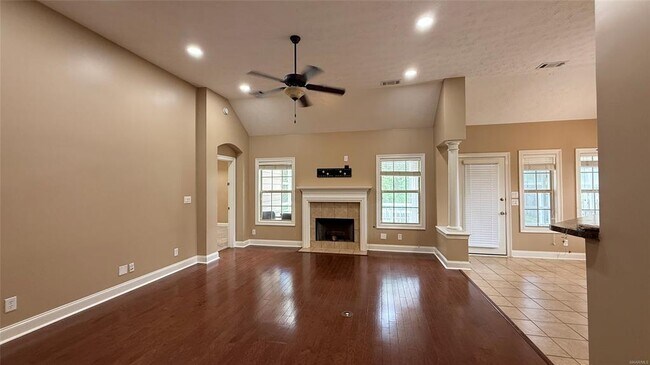Building Photo - 703 Kingsley Dr