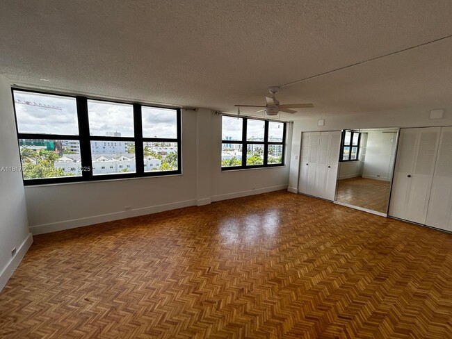 Building Photo - 10101 E Bay Harbor Dr