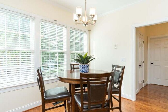 Building Photo - Gorgeous 4BD, 2.5BA Apex Home in an HOA Community with Amenities & Near Shopping, Dining, and Int...