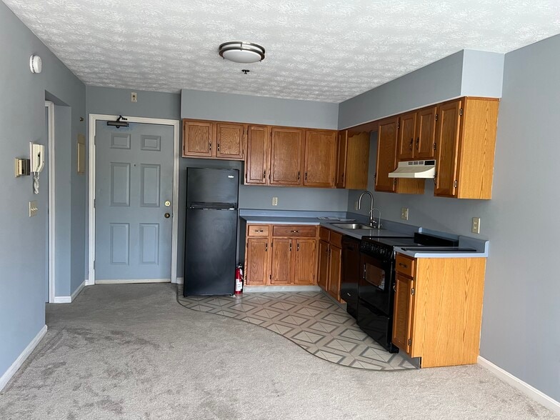 Building Photo - 10 Kellogg Rd